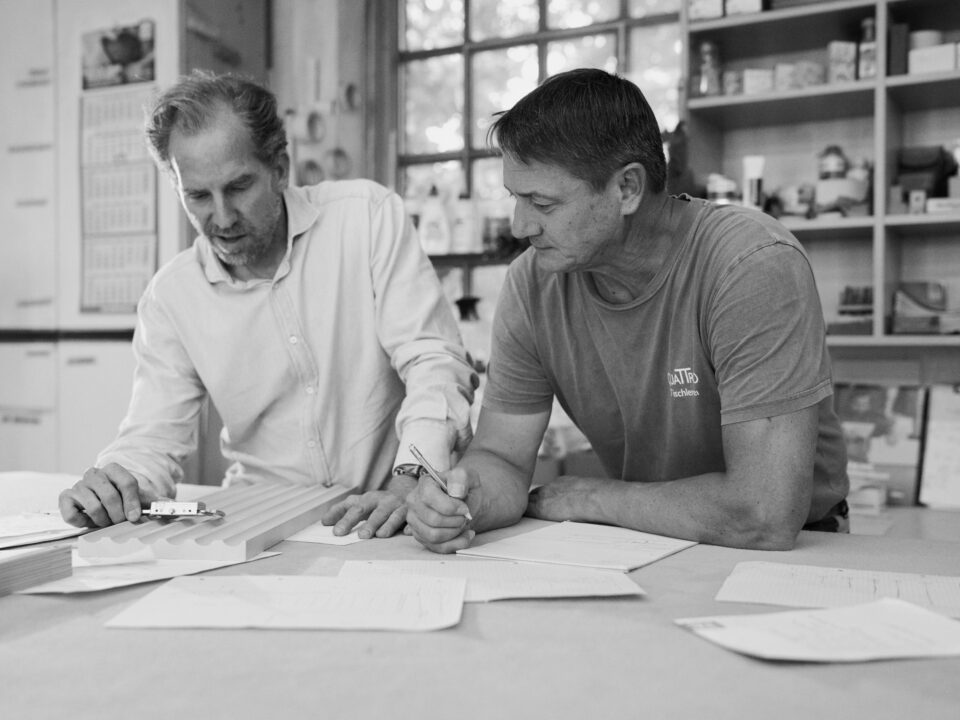 Philipp und Mitarbeiter besprechen Projekt